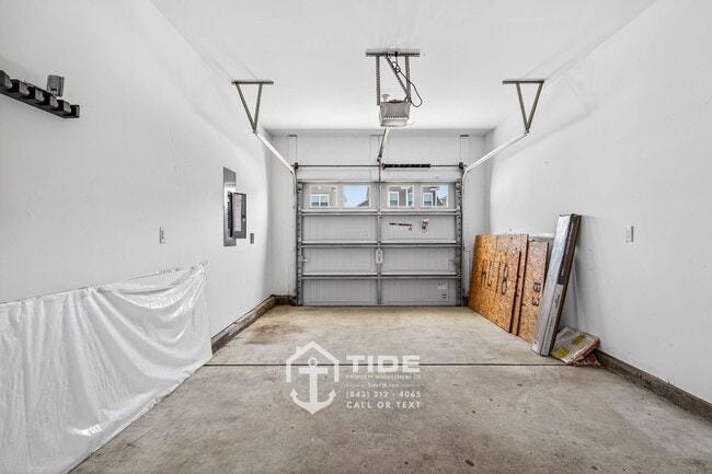 Building Photo - Modern Comfort & Easy Living in Goose Creek