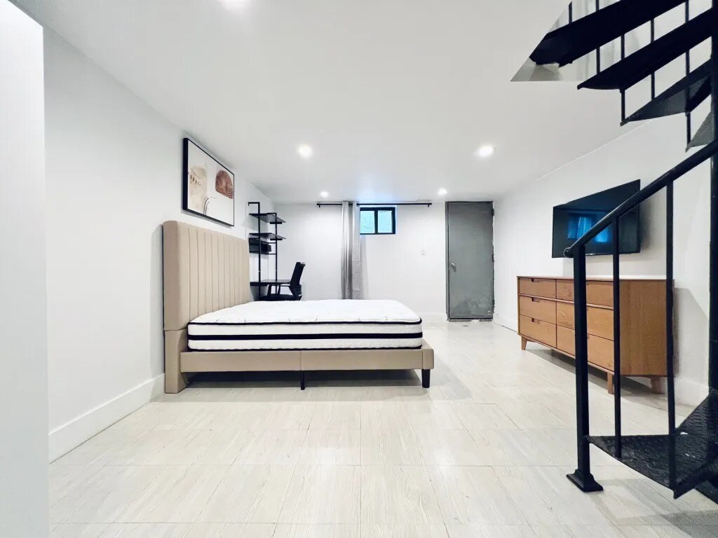 Building Photo - Furnished room/NOT APARTMENT