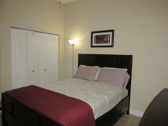 Building Photo - Lovely 3 BR / 2 BA Condo Located In Desira...