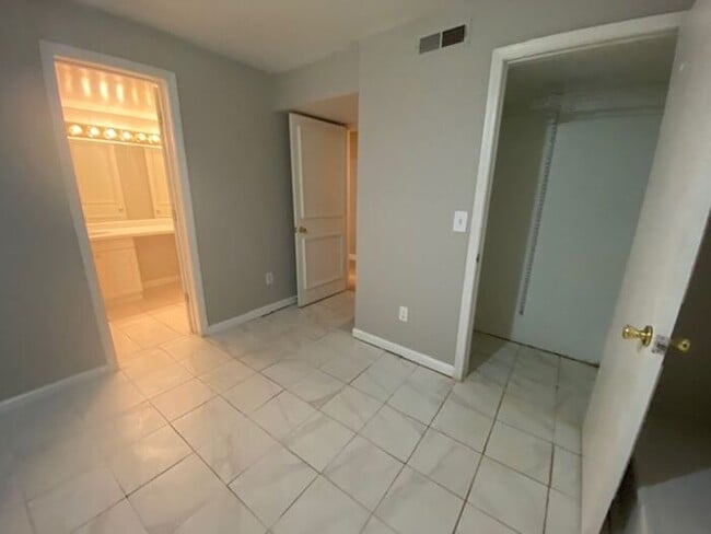 Building Photo - Charming 2-Bedroom Apartment in the Heart ...