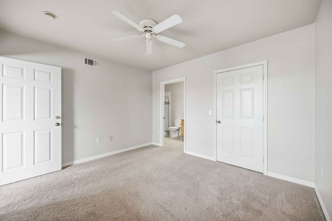 Building Photo - 2/2 condo with beautiful water views available now for an annual lease