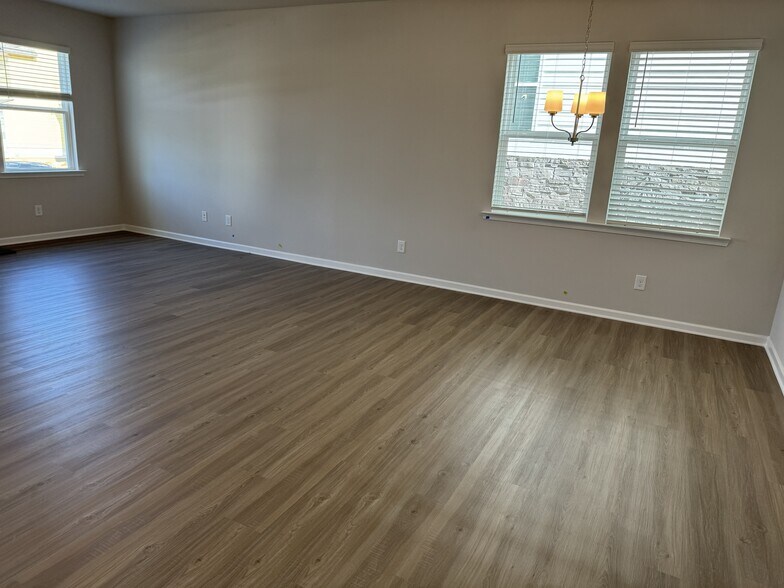 Building Photo - 9 Pineview Dr