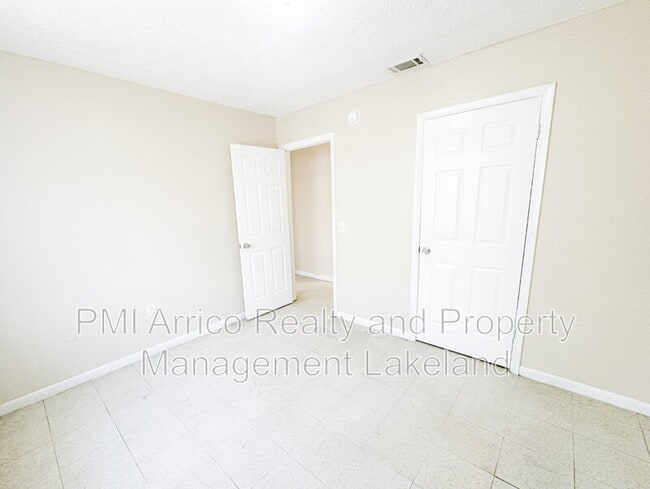 Building Photo - 3212 Crystal Hills Loop S