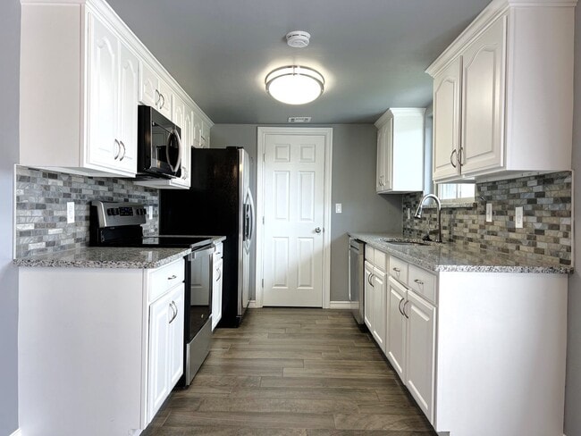 Building Photo - Spacious Modern Living