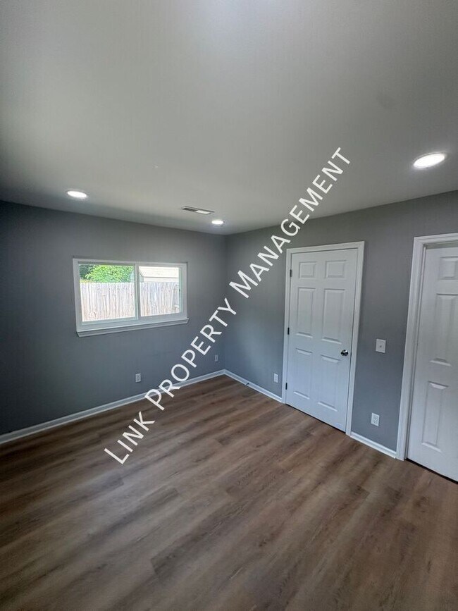 Building Photo - 123 Sequoia Dr