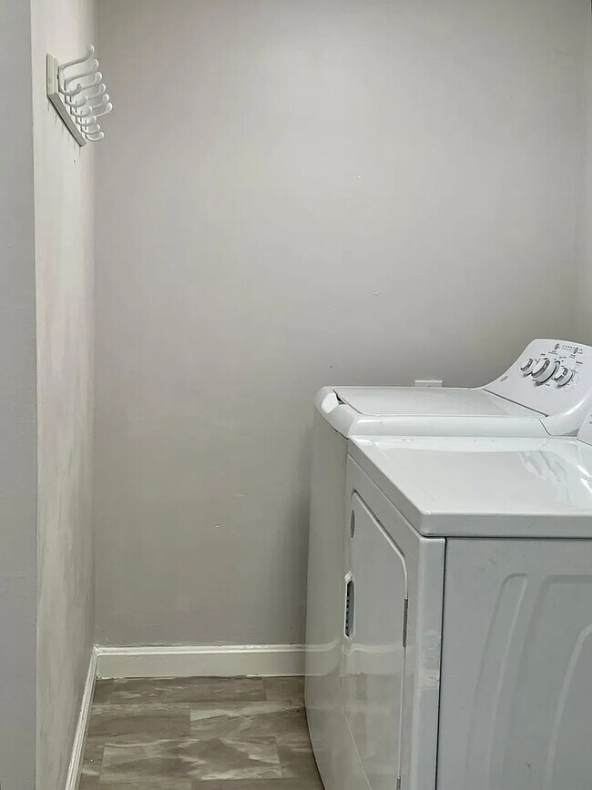 Building Photo - 71 Hickok St