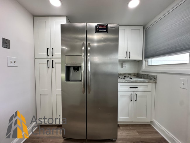 Building Photo - Spacious 4 Bedroom + Den Home with Private...