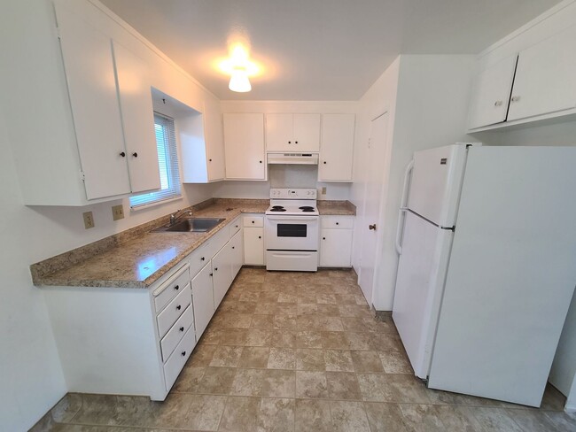 Building Photo - Your New San Leandro Home Awaits: 3-Bed, 1...