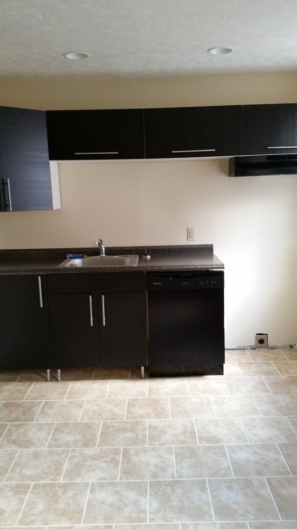 Building Photo - Large Town Home