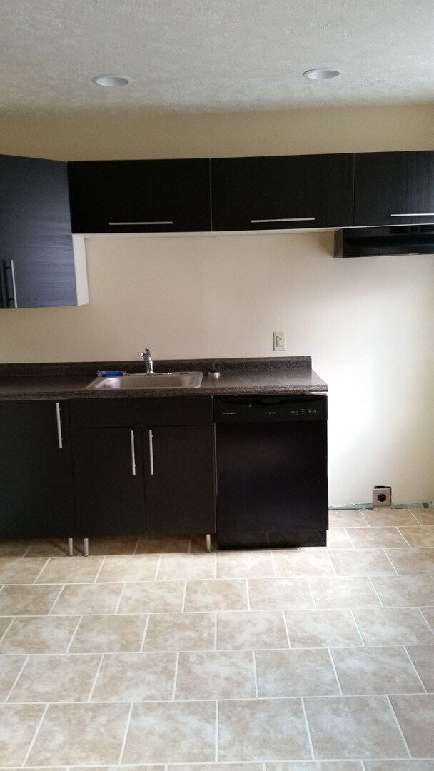 Building Photo - Town Home