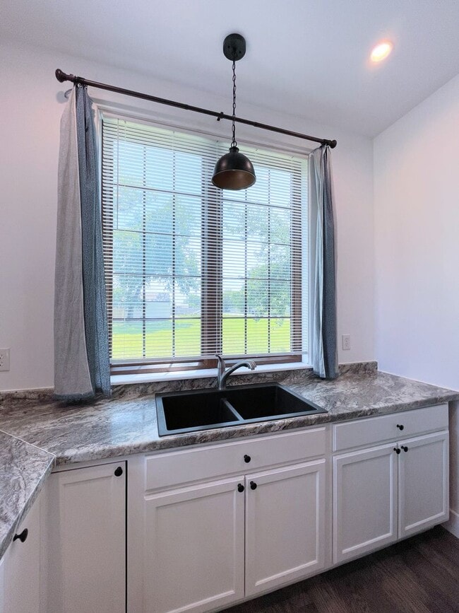 Building Photo - Updated 2 bedroom home