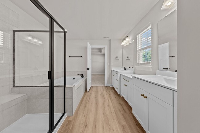 Building Photo - Luxurious 4-bed