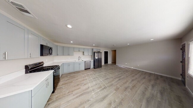 Building Photo - Remodeled!! 5BD/2BA on Campanile