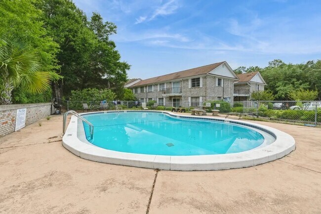 Building Photo - 104 Country Club Dr