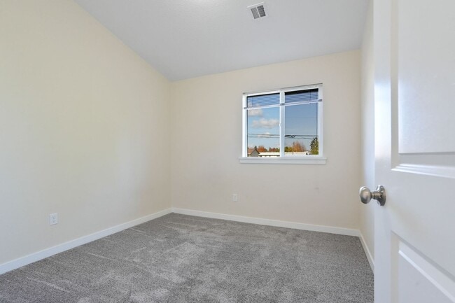 Building Photo - MOVE IN SPECIAL: HALF OFF FIRST MONTH'S RE...