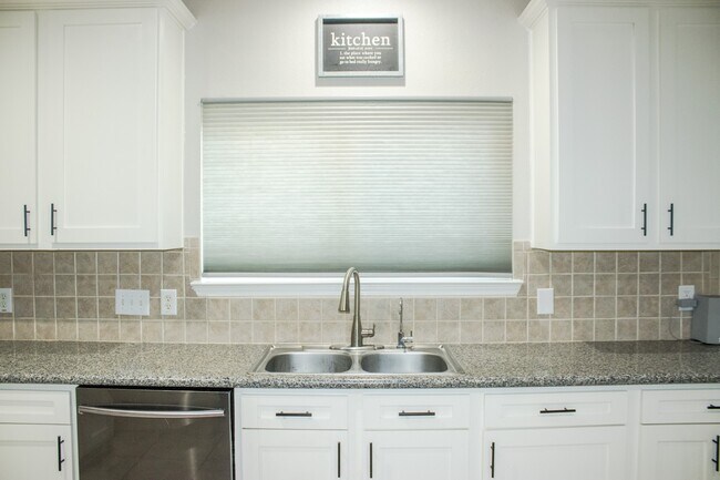 Building Photo - 29607 Legends Green Dr