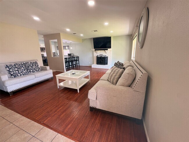Building Photo - 2118 Hilton Head Dr