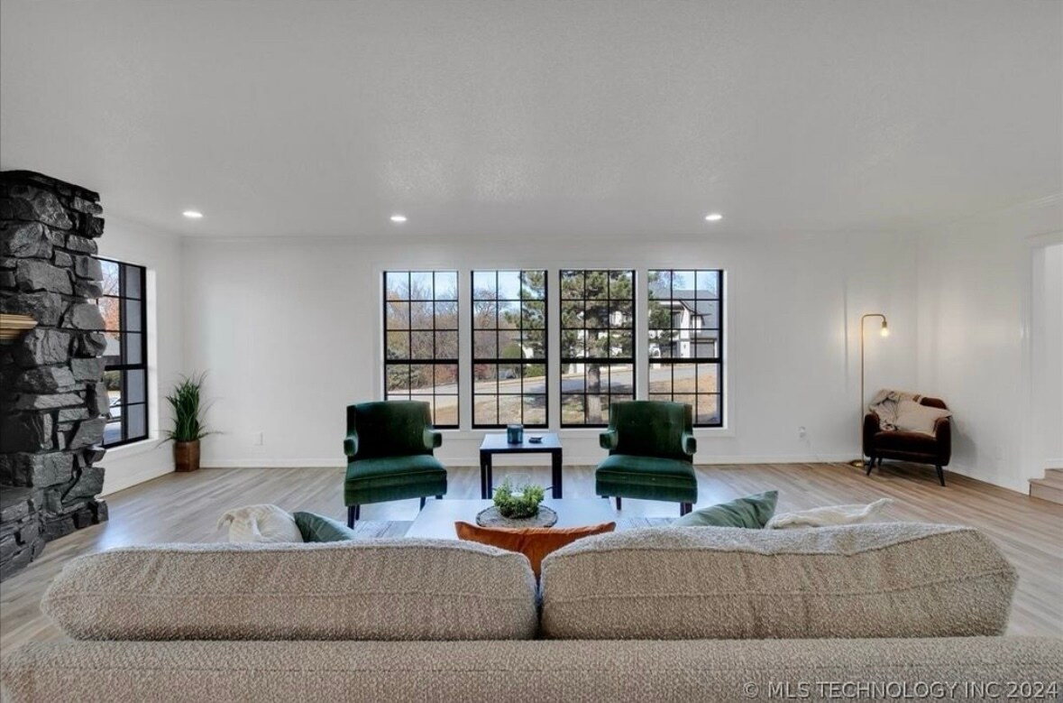 Building Photo - 11016 S Jamestown Ave