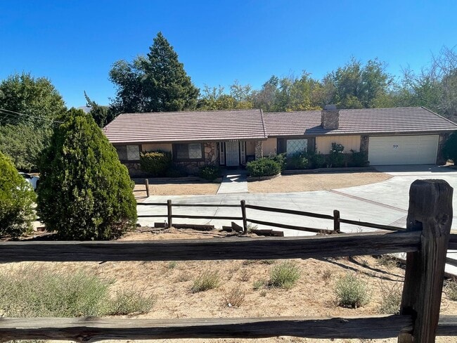 Building Photo - Golf Course- On The Mesa 3 Bedrooms, 2 Bathrooms, New Paint,