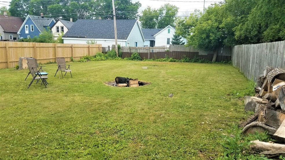 Huge fenced-in private yard - 2104 Folger Ct