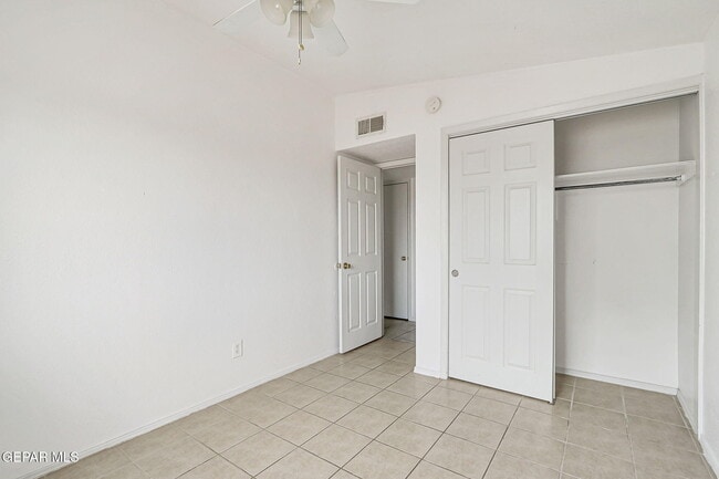 Building Photo - 3229 E Glen Dr