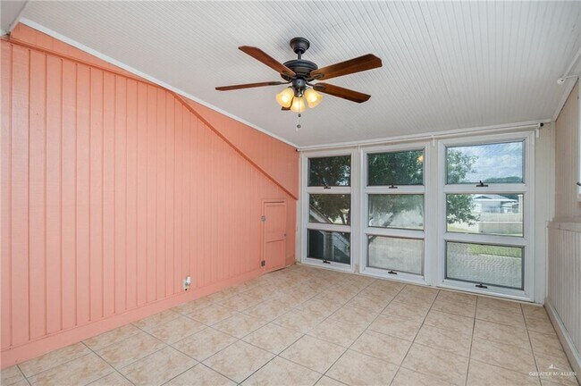 Building Photo - 15 Evergreen Ave