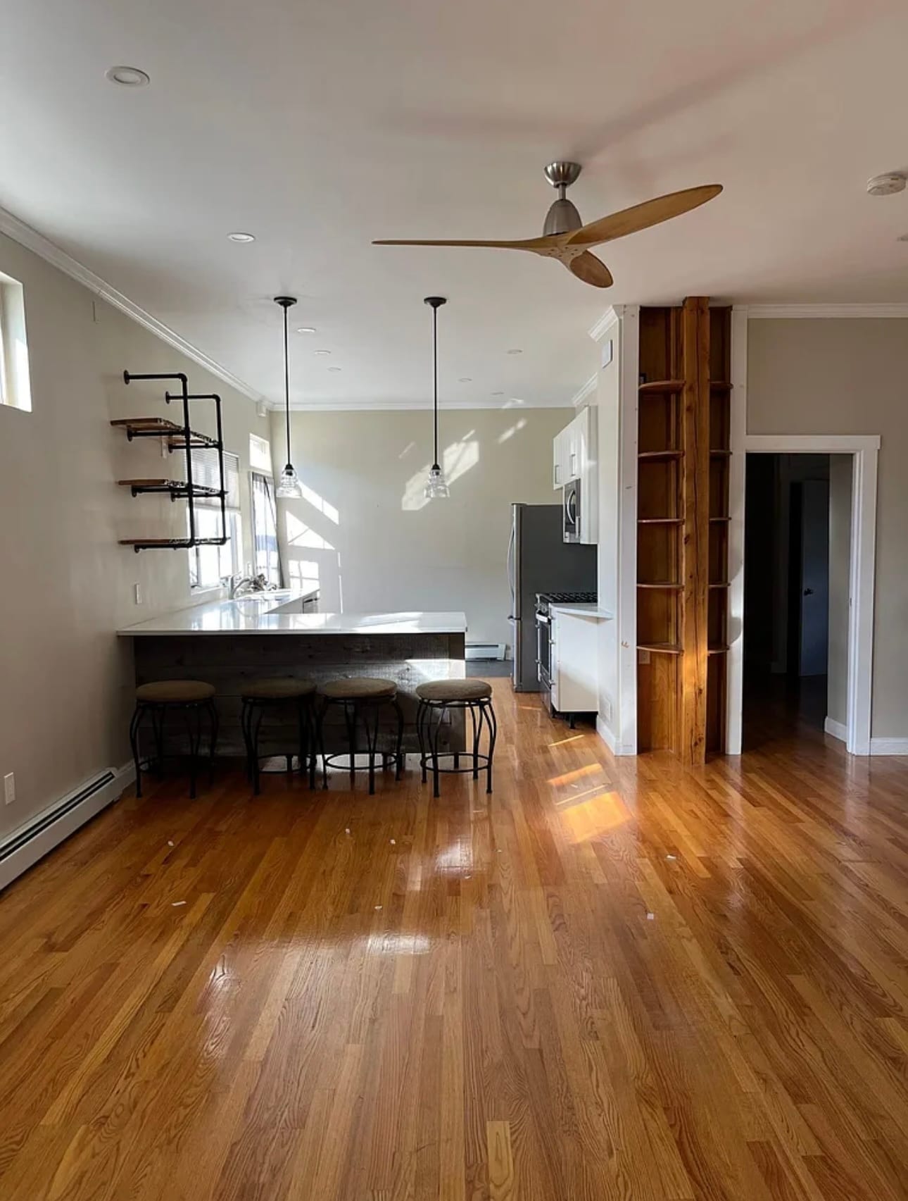 Building Photo - 573 Shirley St