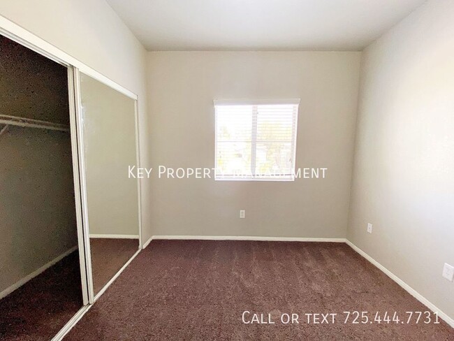 Building Photo - 3 BEDROOM 2 BATH CONDO WITH ATTACHED 2 CAR...