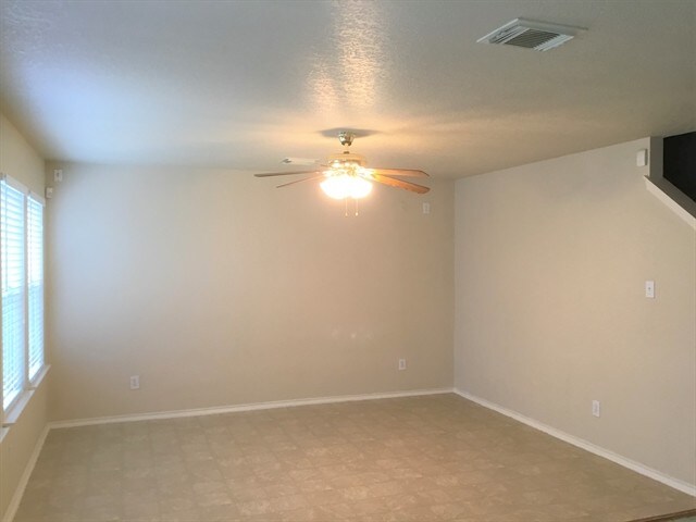 Building Photo - 10423 Manor Crk