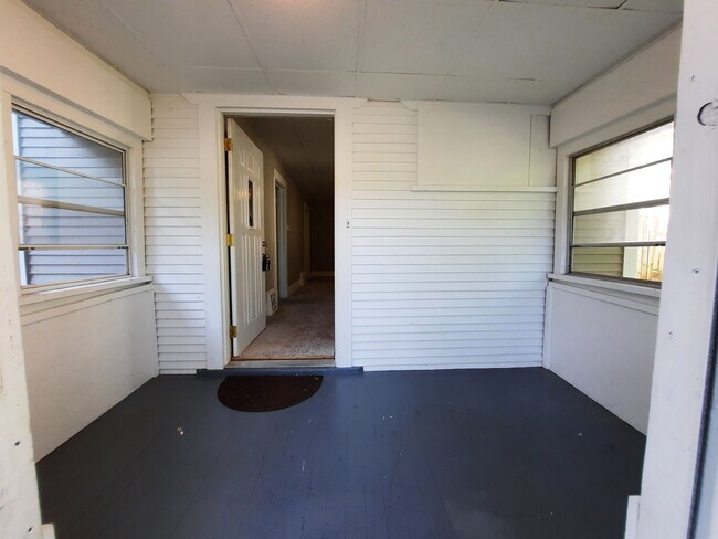Building Photo - 3 Bedroom Home with a Fenced Yard and BEAU...