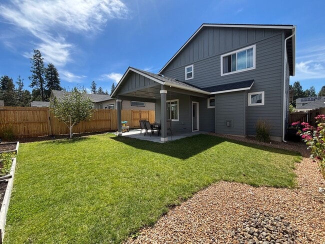 Building Photo - Beautiful 3 Bed/2.5 Bath with Fully Fenced...