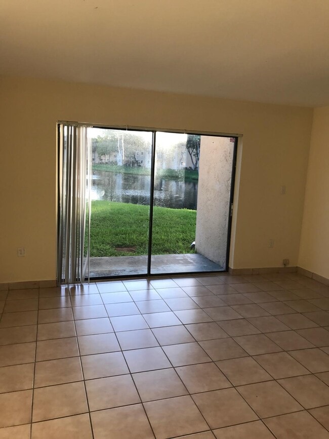 Building Photo - 212 Palm Cir E