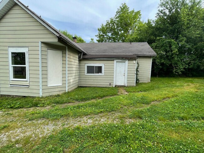 Building Photo - 1 Bed 1 Bath House with bonus room-Available Now