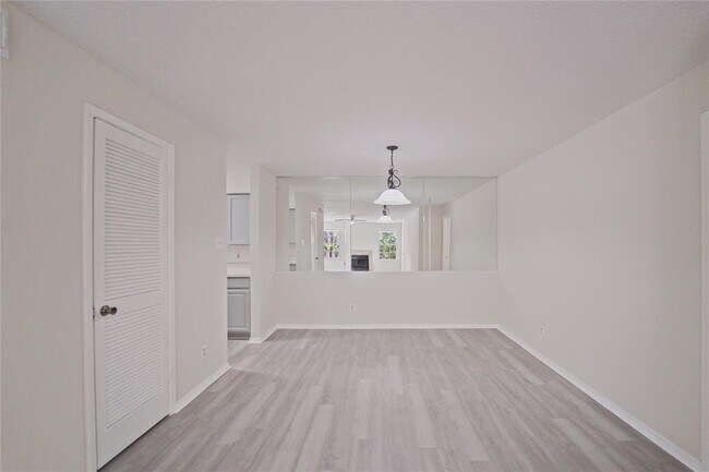 Building Photo - 9700 Leawood Blvd