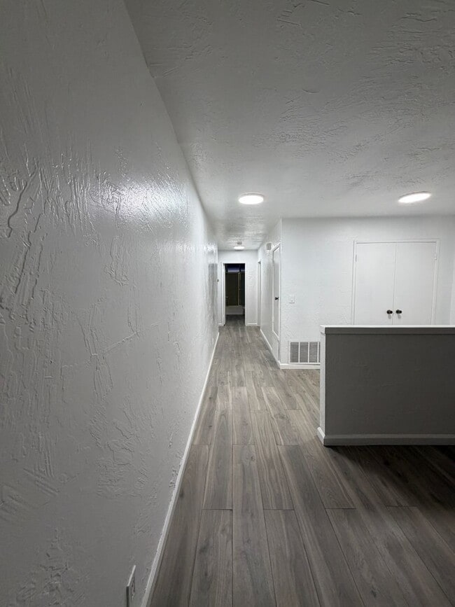 Building Photo - 14606 Riverside St