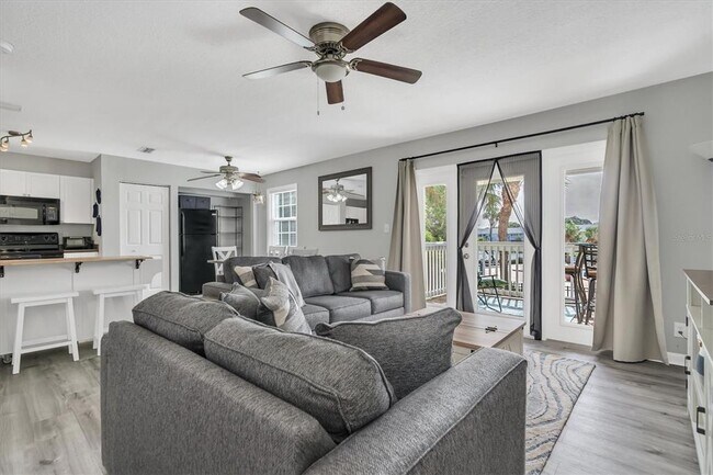 Building Photo - 102 Pompano Dr SE