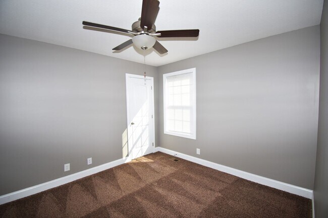 Building Photo - 3 Bedroom Pet Friendly Home For Rent in Chalet Hills!
