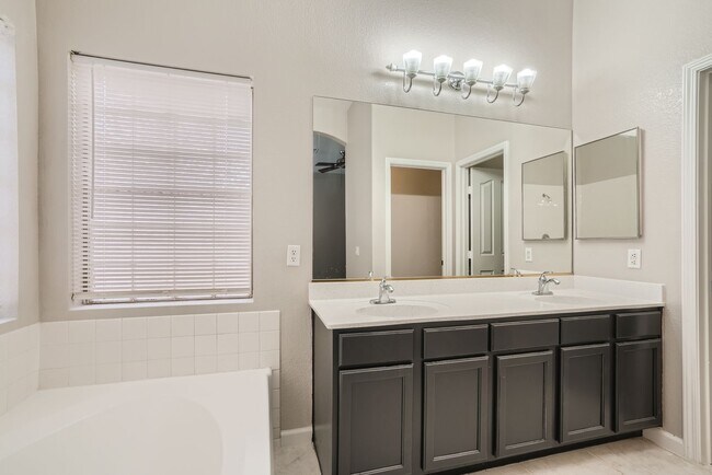 Building Photo - Amazingly beautiful one story house in Summerlin with pool!