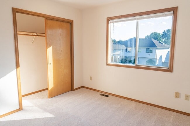Building Photo - 3Bd/2.5Ba Bellevue House( Newport Hill)