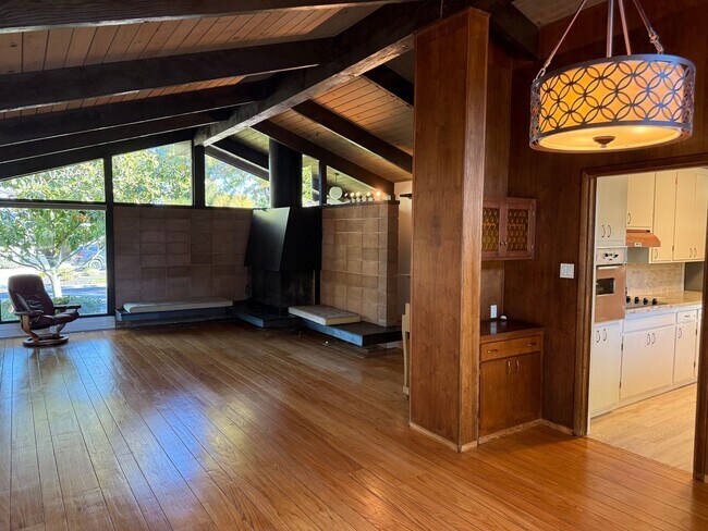 Building Photo - Desirable St Francis Neighborhood