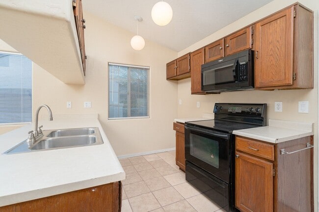 Building Photo - 3 bedroom Home with Pool and Spa