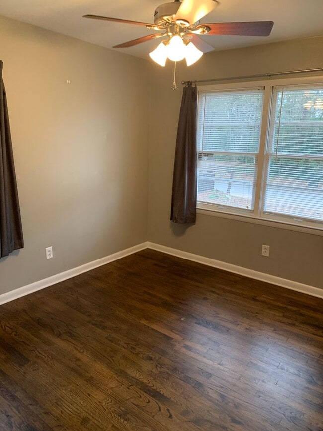 Building Photo - Cute 2/1 Duplex on Cone St