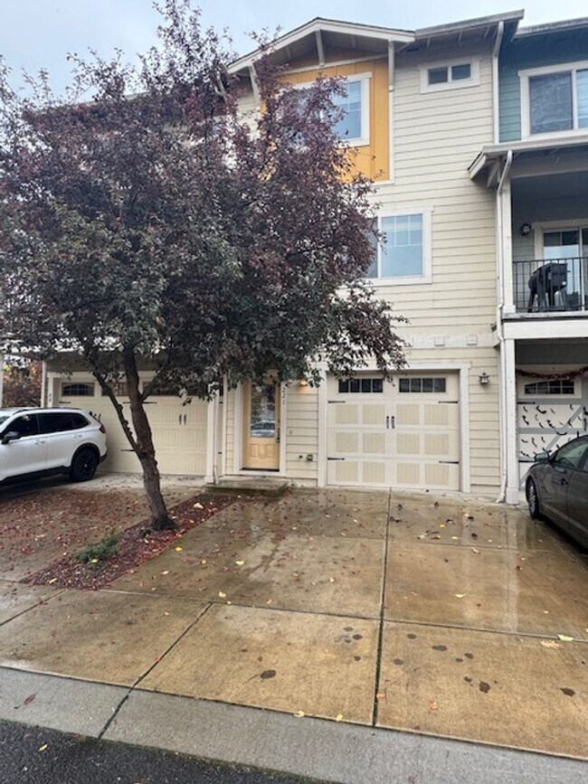 Building Photo - TOWNHOME/ 3 LEVELS W/ FENCED YARD AND GARA...