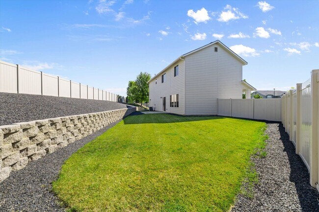 Building Photo - Eagle, ID – Spacious 3 Bedroom + Bonus Room