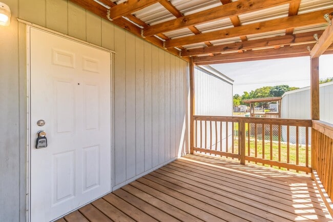 Building Photo - 105 E Briar Dr