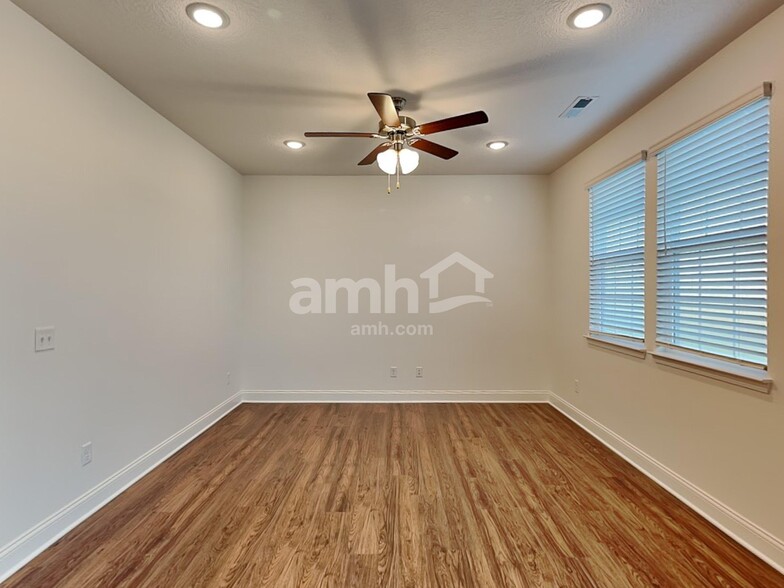 Building Photo - 419 Golden Maple Pl