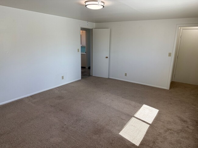 Building Photo - Large upstairs 2 bedroom apartment!