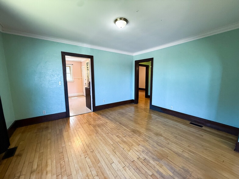 Building Photo - 657 Lake Ave