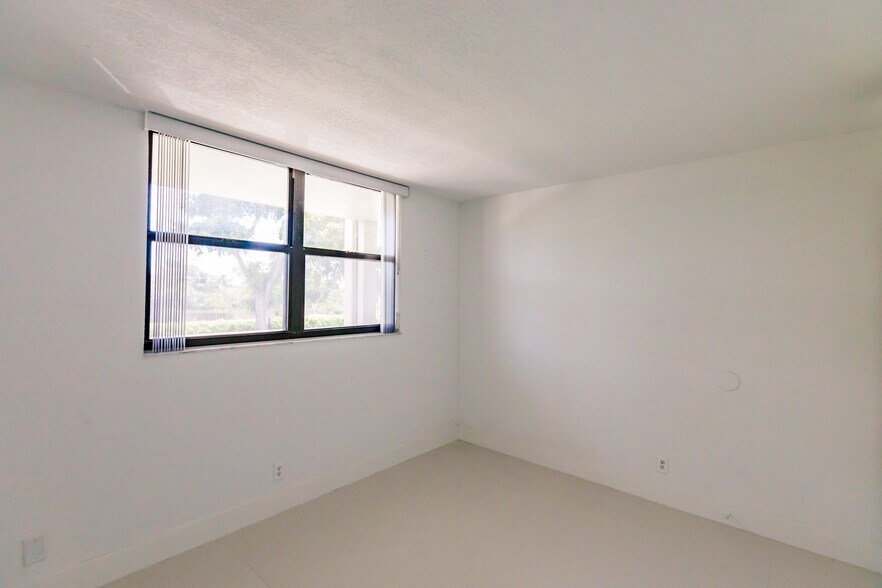 Building Photo - 112 Lake Emerald Dr