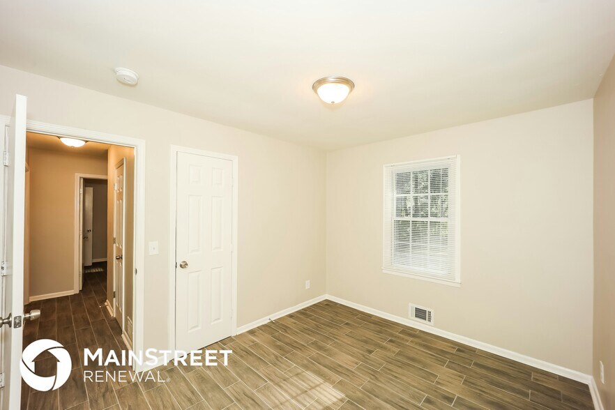 Building Photo - 6067 Park Dr